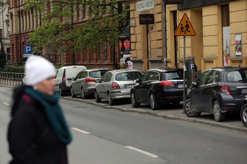 Problem z zaparkowaniem czek nas również na ul. Józefa...