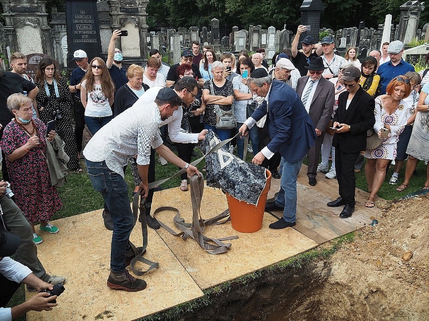 W Łodzi odbył się pogrzeb zniszczonych, wycofanych z użytku religijnego zwojów Tory 