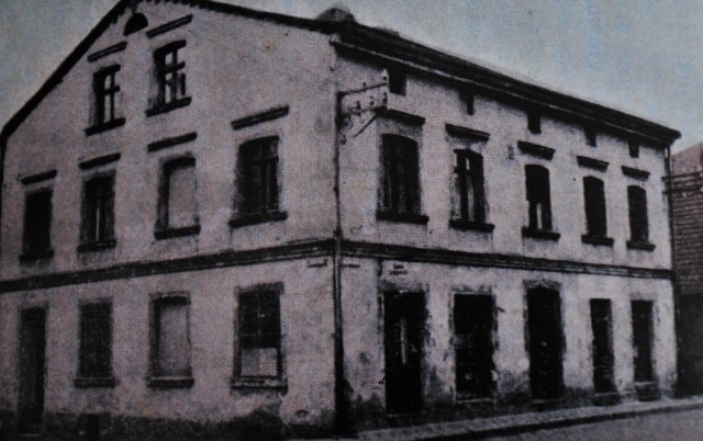 Pierwsza siedziba szkoły w domu Marcina Łukowicza, który znajdował się przy ul. Dlugiej