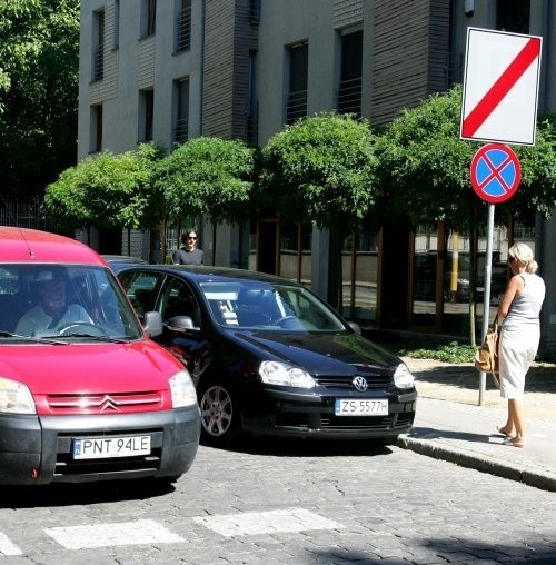 Właściciel czarnego volkswagena, podobnie jak kierowcy aut stojących za nim, mimo dobrze widocznego znaku zakazu zatrzymywania się, zaparkował. I chociaż jest to jezdnia dwukierunkowa, drugie auto już nie przejedzie.