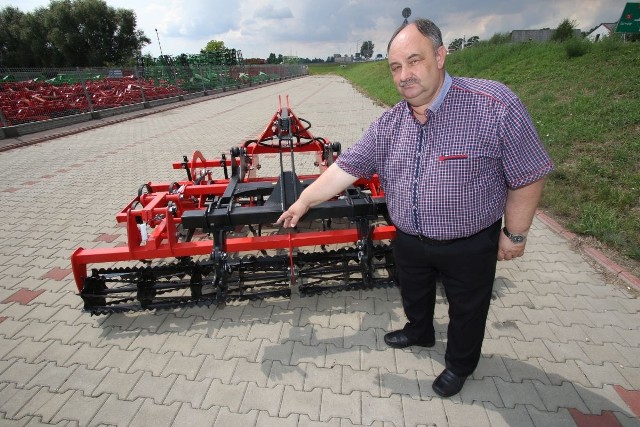 Krzysztof Dziekan, konstruktor maszyn i prezes firmy Dziekan prezentuje nagrodę w konkursie Rolnik Roku 2018. Agregat Falcon otrzyma laureat drugiego miejsca w województwie.
