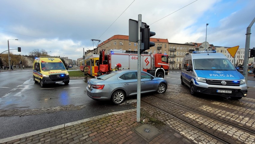 Do kraksy skody z tramwajem doszło w poniedziałek, 30...