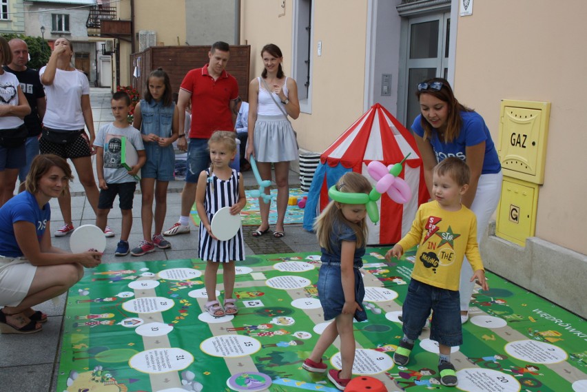 Krzeszowice. Na rynku trwa zabawa dla całych rodzin. Jest iluzjonista, gry i zabawy, dmuchany zamek