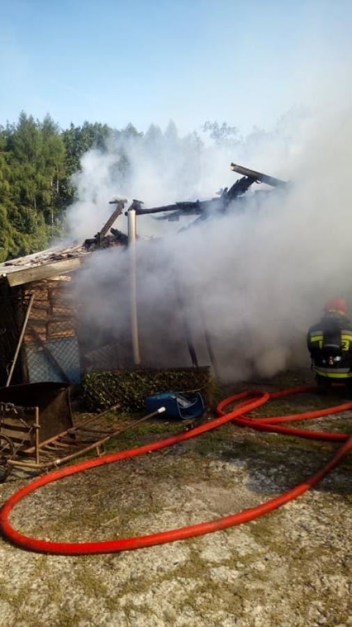 Płonie budynek gospodarczy pod Wieliczką. Z ogniem walczy prawie 30 strażaków