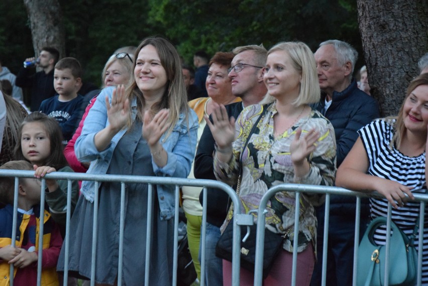 Świetny koncert i wspaniała zabawa podczas Festynu Letniego w Nowym Mieście nad Pilicą. Gwiazdą był zespół Piersi. Zobacz zdjęcia