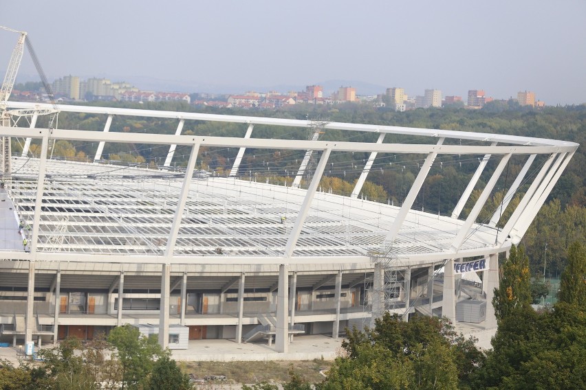 Przykryto już 7 z 40 części (tzw. pól) nowego stadionu