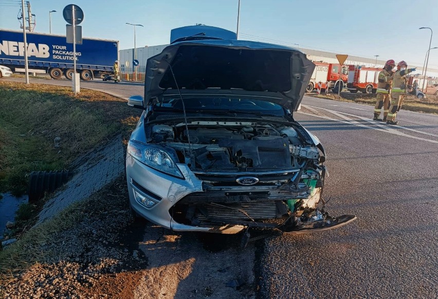 Wypadek na autostradzie A4 pod Wrocławiem. Zderzenie dwóch aut, jedno w rowie [ZDJĘCIA]