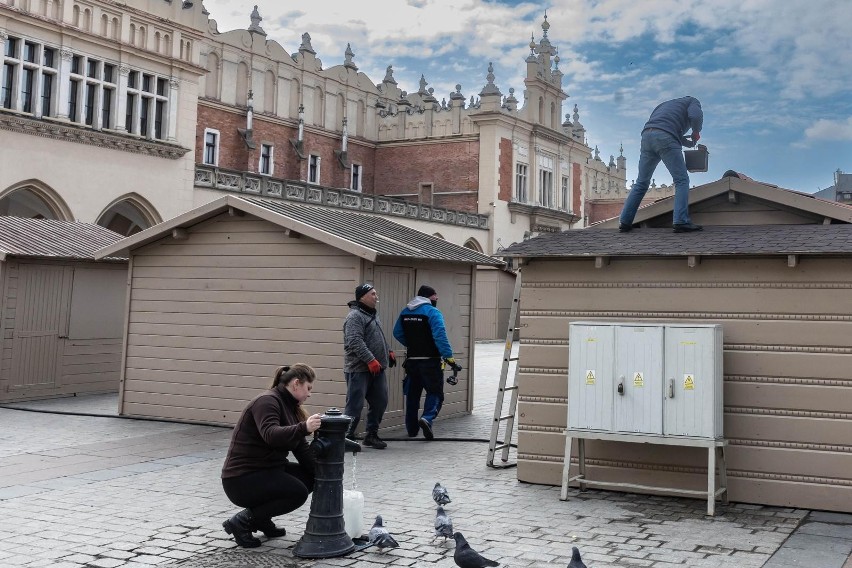 Kraków. Powraca jarmark wielkanocny, w nowej wersji kolorystycznej [ZDJĘCIA]