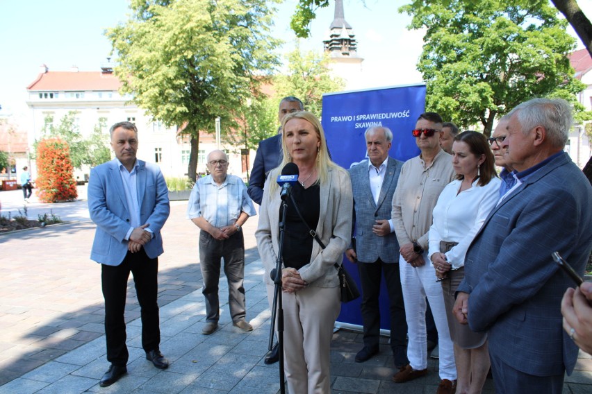 Politycy PiS na Rynku w Skawinie. Konferencja po wiecu w Bogatyni z deklaracjami poparcia dla niezależności i suwerenności
