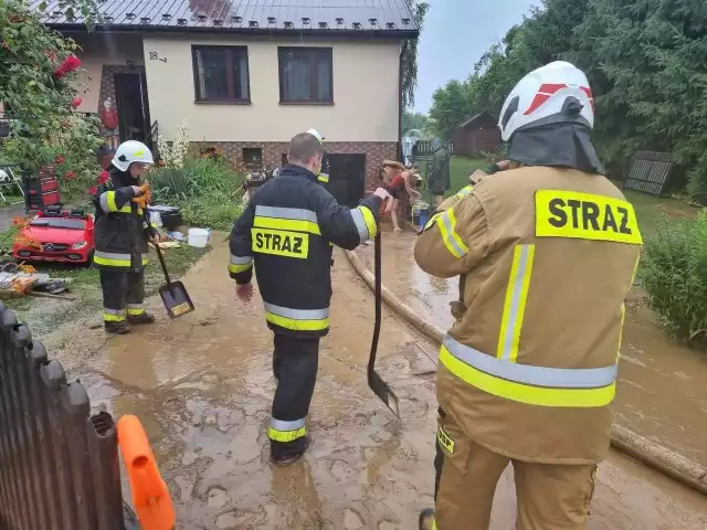 Działania po ulewie w gminie Wojnicz. Woda z mułem wdarła się na wiele posesji, zalewając m.in. domy