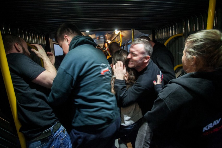 Chuligan terroryzujący pasażerów w miejskim autobusie czy...