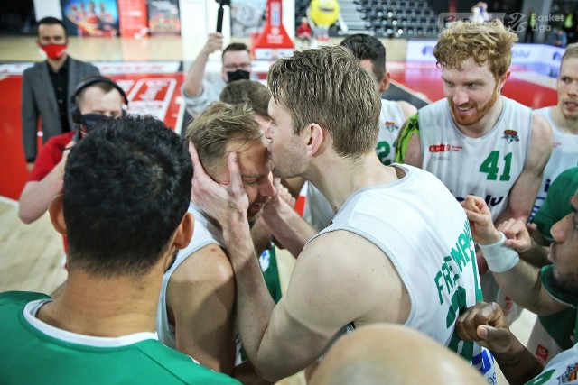 Koszykarze Enei Zastalu BC Zielona Góra wygrali ze Stalą Ostrów mecz numer pięć finału Energa Basket Ligi.