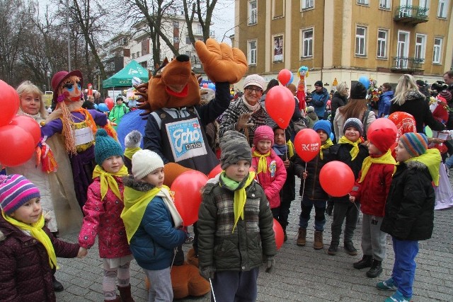 Przedszkolaki z Przedszkola Samorządowego numer 33 w Kielcach na deptaku spotkały maskotkę Echa Dnia, jeża Edka.