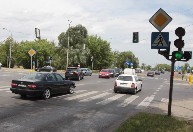 Skrzyżowanie ulic Mireckiego, Szarych Szeregów i Wernera jest bardzo niebezpieczne. Brakuje tutaj osobnych sygnalizatorów do skrętu w lewo. Nowe światła mają powstać w przyszłym roku.