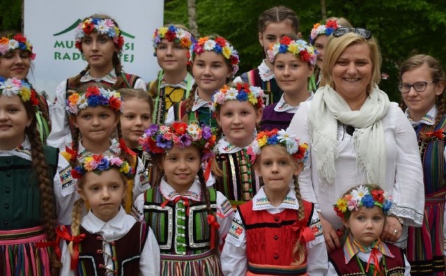 Ilona Jaroszek, dyrektor Muzeum Wsi Radomskiej stanęła do wspólnej fotografii z barwnym zespołem Wolanianki.