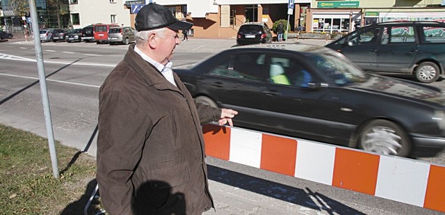 Stoją barierki, ale ludzie i tak przechodzą w tym miejscu przez jezdnię &#8211; pokazuje Zenon Wróbel stojący przy ul. Wyszyńskiego.