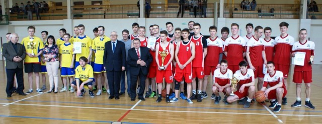Uczestnicy turnieju koszykówki w „Konarskim” z organizatorami.