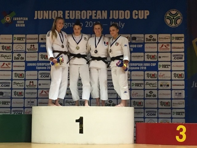 Eliza Wróblewska (z lewej) na podium PE juniorek we włoskim Lignano