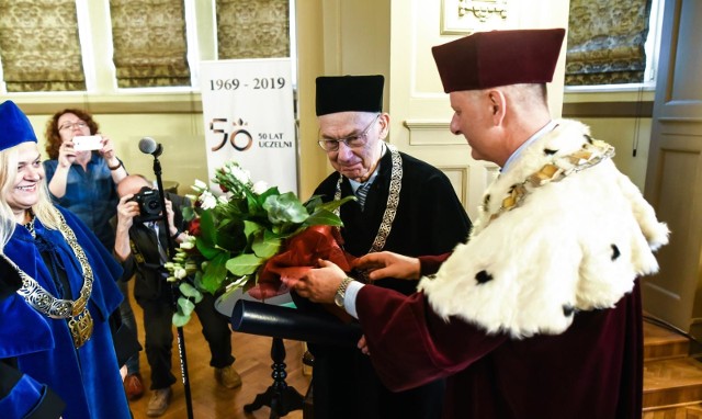 Nadanie tytułu Doktora Honoris Causa UKW prof. dr. hab. Michałowi Głowińskiemu, jednemu z najwybitniejszych filologów polskich, znawcy nowszych dziejów polskiej literatury, było w środę głównym punktem Święta Uczelni, które obchodzi Uniwersytet Kazimierza Wielkiego w Bydgoszczy.Prof. dr. hab. Michał Głowiński jest profesorem w Instytucie Badań Literackich Polskiej Akademii Nauk, członkiem Polskiej Akademii Umiejętności i Collegium Invisibile oraz członkiem rzeczywistym Polskiej Akademii Nauk. Specjalizuje się w historii literatury polskiej i teorii literatury. To autor podręczników dla studentów polonistyki, prozy wspomnieniowej i esejów. Wydał liczne prace poświęcone językowi w czasach PRL, szczególnie zjawisku nowomowy. Wielokrotnie był nagradzany i odznaczany. W 2007 r. został uhonorowany Złotym Medalem „Zasłużony Kulturze Gloria Artis", a sześć lat później Krzyżem Oficerskim Orderu Odrodzenia Polski. Był czterokrotnie nominowany do Nagrody Literackiej Nike.W czasie okupacji przebywał w getcie warszawskim. Był jednym z dzieci uratowanych przez zespół Ireny Sendlerowej.Środową uroczystość, która odbyła się w Auli Copernicanum, uświetnił występ Chóru Akademickiego Wydziału Edukacji Muzycznej UKW pod dyrekcją Tomasza Kotwicy oraz wykład prof. dr. hab. Michała Głowińskiego. Podczas uroczystości wręczono też Medale Kazimierza Wielkiego Casimirus Magnus.Prognoza pogody [TVN Meteo, x-news]