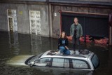 Serial Netflixa o powodzi z 1997 roku na pewno nie leje wody. Czy "Wielka Woda" porwie Wrocław? [RECENZJA]