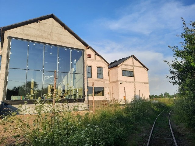 Budowa nidarium czyli Centrum Edukacji Przyrodniczej w Umianowicach, gmina Kije, wkracza w ostatni etap budowy.