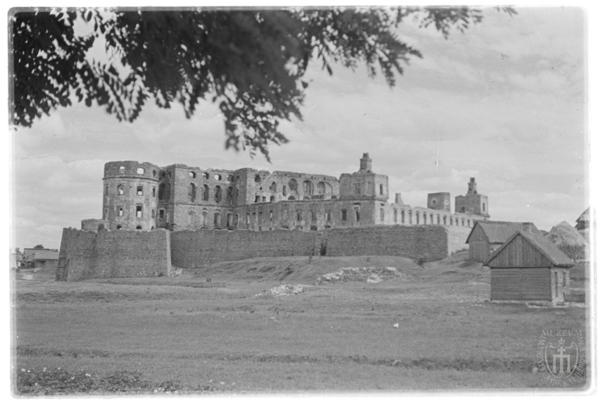 Ujazd, ruiny zamku Krzyżtopór. Widok od zachodu. 1932/1952.