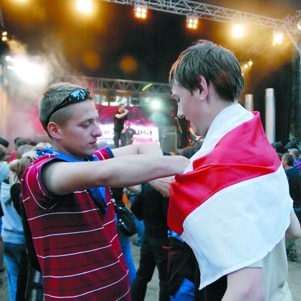 Nieodłączny atrybut festiwalu - flaga wolnej Białorusi