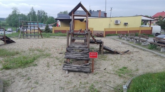 Tabliczki z napisami "zakaz wstępu" i "zakaz korzystania z placu zabaw" pojawiły się na placu zabaw w Michałowie.