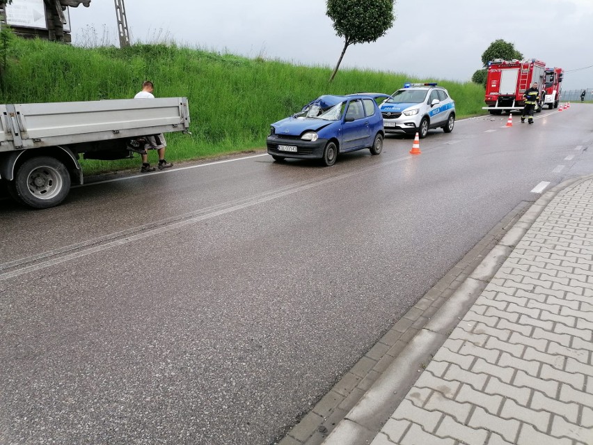 Wypadek z udziałem dwóch samochodów osobowych w Trzyciążu