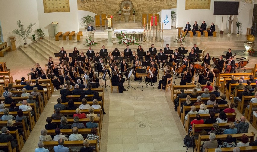 Warszawska Orkiestra Symfoniczna "Sonata" zagrała w Busku koncert dla Polski