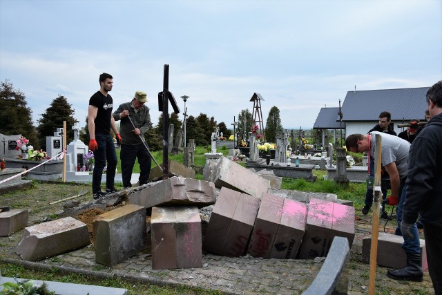 Rozbiórka nielegalnego pomnika UPA w Hruszowicach w gm. Stubno koło Przemyśla, 26 kwietnia 2017 r.