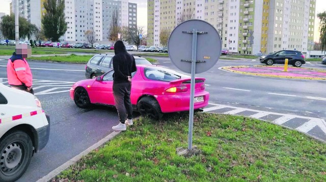 W niedzielę na skrzyżowaniu ul. Śniadeckich i Jana Pawła II w Koszalinie doszło do kolejnej stłuczki, zderzyły się tu dwa samochody. Na szczęście nikt nie odniósł więszych obrażeń