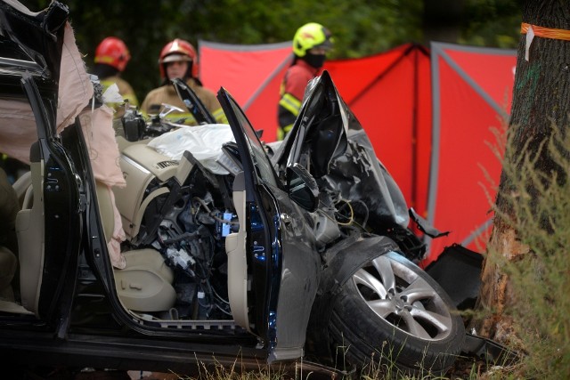 Zakończenie wakacji oraz powrót do szkoły i pracy okazały się na drogach tragiczne. Policjanci odnotowali wiele kolizji, w tym groźne oraz poważne wypadki. W dwóch z nich życie straciły aż trzy osoby. Czytaj więcej na kolejnych slajdach >>>