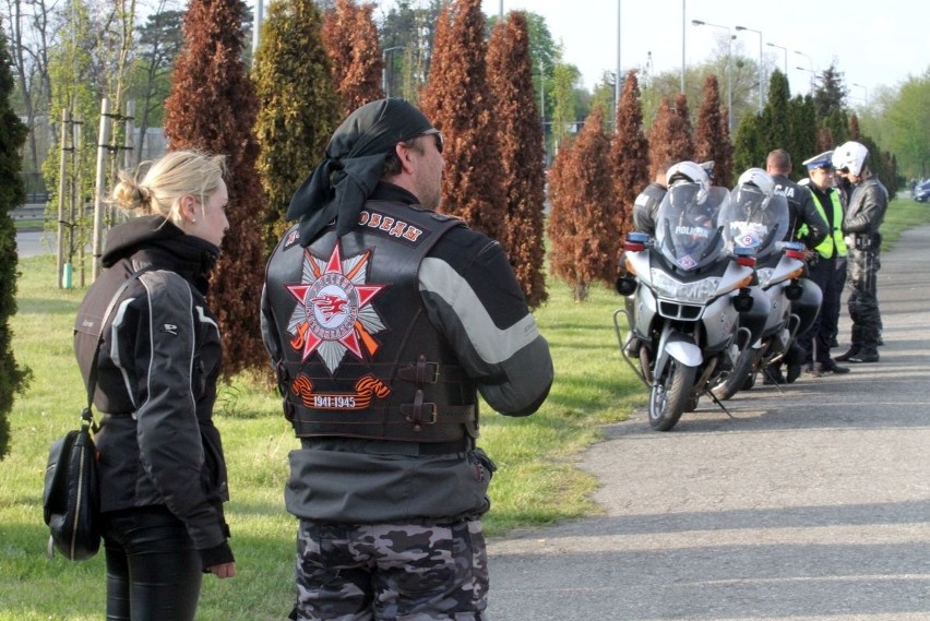 Nocne Wilki jednak we Wrocławiu. Motocykliści złożyli kwiaty na Cmentarzu Żołnierzy Radzieckich