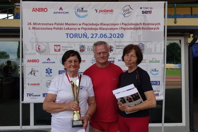 Od lewej: Ewa Frąckowiak, prezes Polskiego Związku Lekkiej Atletyki Mastersów, Wacław Krankowski i Irena Baranowska