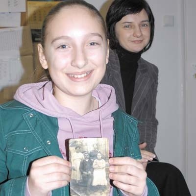 Rodzinna pamiątka Gosi Gamaradzkiej też znajdzie się w monografii Jasionówki (w tle nauczycielka historii Ewa Grabowska)