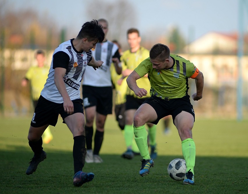 Czarni Jasło ograli MKS Arłamów Ustrzyki Dolne 2:1 i zimę...