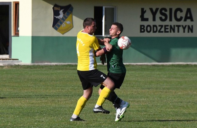 W czwartoligowym meczu Łysica Bodzentyn przegrała z Czarnymi Połaniec 0:1. Łysica Bodzentyn - Czarni Połaniec 0:1 (0:0)Bramka: Maciej Witek 60.Czarni: Saracen - Meszek, Witek, Bażant, Ferens - Misztal, Gębalski (82. Kamiński), Dziedzic (60. Mucha), Wątróbski - Skiba (62. Hul), Bawor.- Trudny mecz na twardym boisku. Było dużo walki, cieszymy się z wywiezienia kompletu punktów, bo graliśmy z wymagającym rywalem. Jedyna bramka padła po dośrodkowaniu z rzutu rożnego i strzale głową Maćka Witka - powiedział Rafał Mikoda, który w tym spotkaniu pełnił rolę kierownika drużyny Czarnych.Szczegóły z meczu na kolejnych slajdach. (dor)