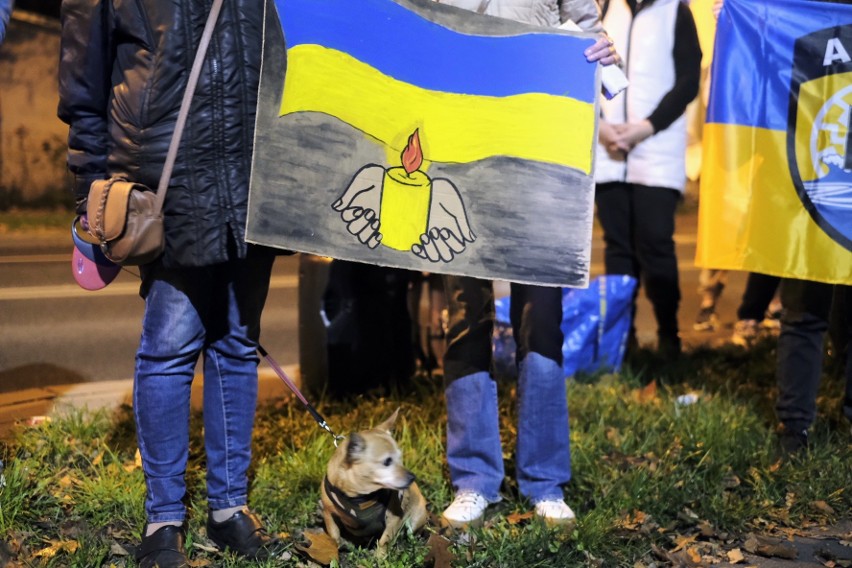 Ukraińcy zapalili znicze dla swoich bliskich pod konsulatem...