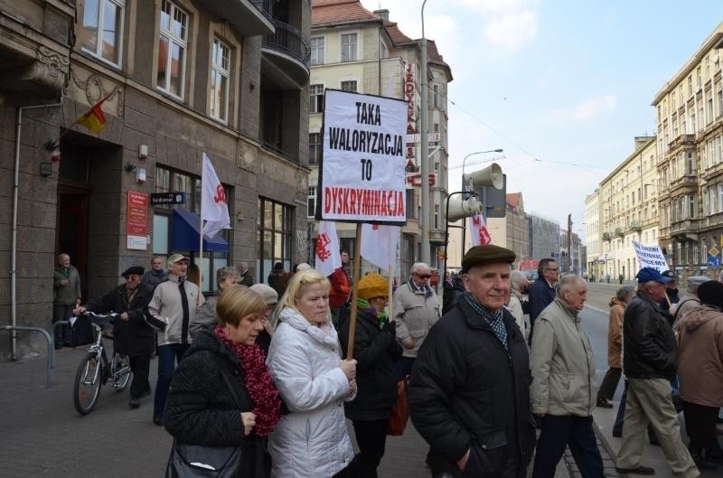 Wrocław: Protest emerytów. Zablokowali ul. Piłsudskiego (FILM, ZDJĘCIA)