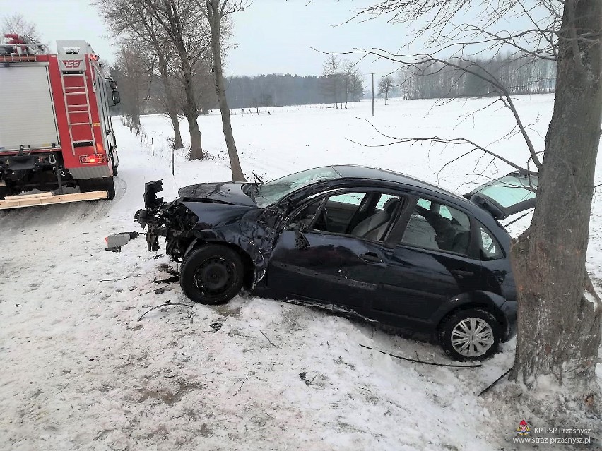 Wypadek w Cichowie: citroen uderzył w drzewo. Strażacy i policja szukali kierowcy [ZDJĘCIA]