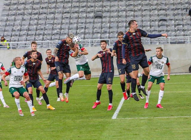 Mecz Pogoń - Jagiellonia przełożony przez koronawirusa po wykryciu 30 zakażeń wśród zawodników i sztabu.