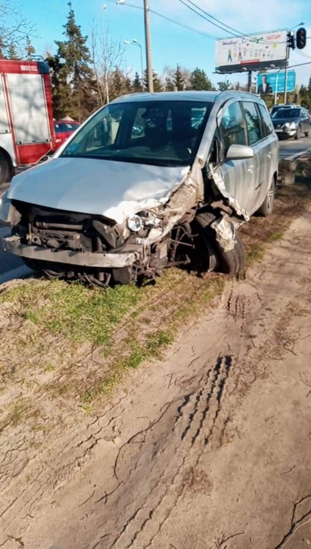 Dwie osoby ranne w wypadku samochodowym, do którego doszło na ul. Ozorkowskiej w Zgierzu w okolicy nr 38. Po południu zderzyły się tam kia sportage i opel zafira. 