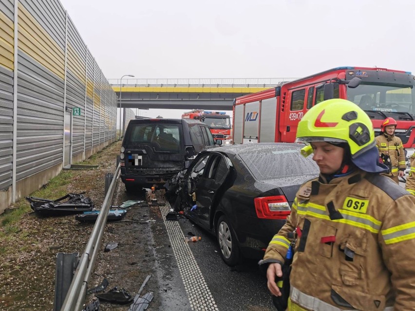 Wypadek na drodze S8 pod Łaskiem. Zderzenie 5 samochodów -...