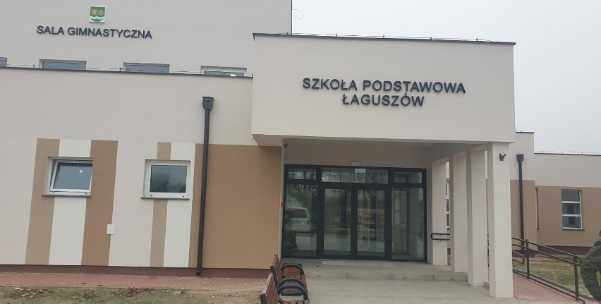 Zakończyła się budowa sali gimnastycznej przy szkole w Łaguszowie. Obiekt kosztował ponad pięć milionów złotych. Zobacz zdjęcia