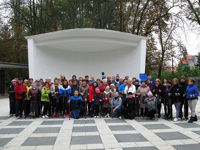 Uczestnicy otwarcia żnińskiego odcinka trasy nordic walking.