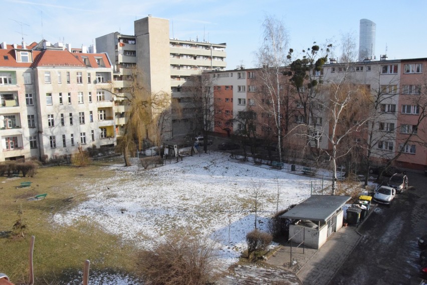 Widok na pawilon z budynku przy ul. Kłośnej