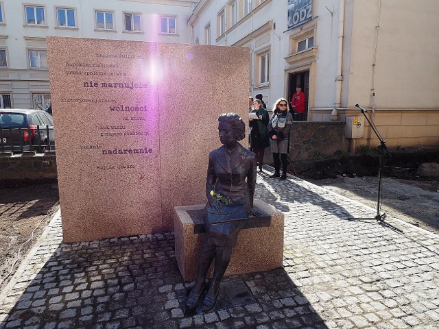 Uroczystość poświęcona słynnej agentce wywiadu AK Halinie Szwarc-Kłąb odbyła się pod jej pomnikiem przed siedzibą Muzeum Tradycji Niepodległościowych u zbiegu ul. Gdańskiej i ul. Legionów w Łodzi.