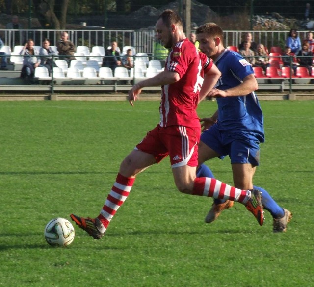 Paweł Cygnar, mimo asysty obrońcy Wisły II Kraków, uderzył "spod buta" z połowy boiska, zdobywając gola.
