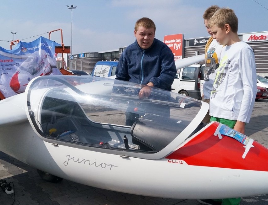 Aeroklub Kujawski zachęcał młodzież do uczestnictwa w...